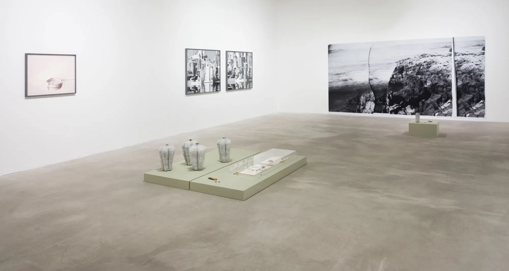 Our Dust, 2024. Vue de l’exposition, Patel Brown Toronto, printemps 2024 / exhibition view, Patel Brown Toronto, spring 2024. Documentation : Darren Rigo